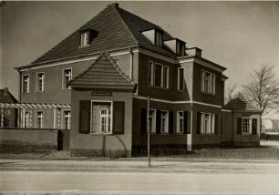 Das neue Berlin - Siedlung Tempelhof Baumeister Fr. Bräuning (erbaut 1926): Torhaus : Berlin-Tempelhof. Siedlung Neu-Tempelhof. Dieses zweistöckige Eckhaus am Hohenzollernkorso entstand nach dem Entwurf des Architekten Fritz Bräuning, der das Siedlungsprojekt zugleich als Tempelhofer Baustadtrat begleitete.