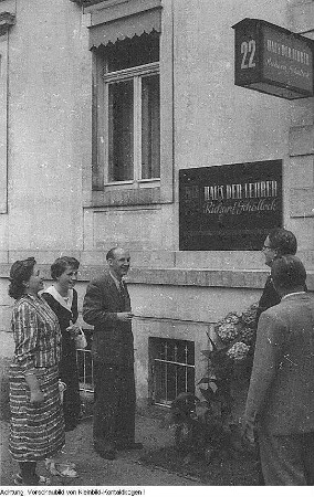 Dresden, Wolfshügelstraße 22, Haus des Lehrers. 1957 erhielt es den Namen "Richard Schallock". Neues Namensschild und Beratungen, 1957