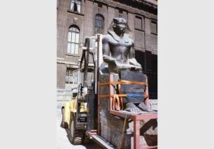 Transport der Kolossalstatue Sesostris II. aus dem Neuen Museum