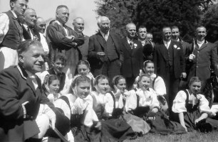 Lörrach: Gruppe der Trachtengruppe mit Bundespräsident Heuss
