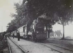 Rügen. Rügener Kleinbahn (Ostseebäder-Zug) in der Ausweichstelle Posewald in Fahrt Richtung Putbus