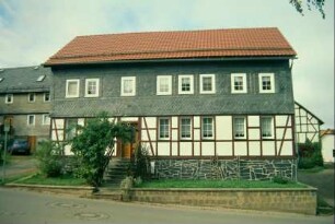 Wohnhaus, Traufseite mit Vorgarten