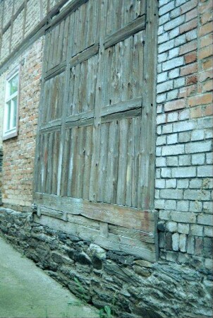 Fachwerkscheune mit Schiefersockel; Holztor