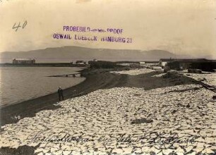 Blick über weite Flächen mit zum Trocknen ausgebreiteten Stockfisch in Fischverarbeitungsanlage am Strand von Reykjavik