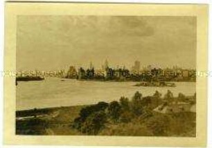 Blick vom Festland aus auf die Skyline von Manhatten, New York City