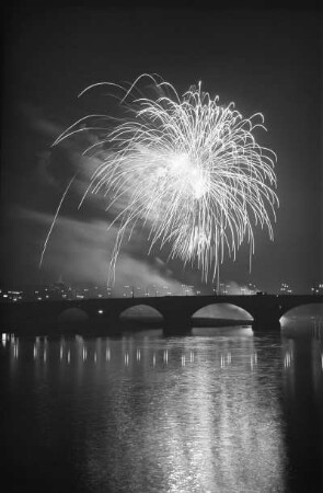 Dresden. Georgij-Dimitroff-Brücke (Augustusbrücke) mit Feuerwerk