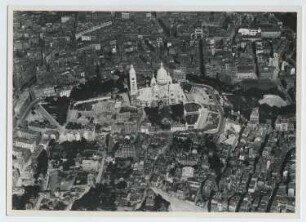 Luftaufnahme der Kirche Sacré-Cœur de Montmartre und umliegendes Viertel, Paris: Ansicht