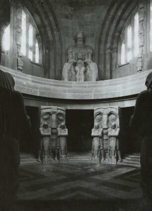 Leipzig, Völkerschlachtdenkmal : Leipzig. Völkerschlachtdenkmal. B. Schmitz. Krypta und Ruhmeshalle mit Plastik "Selbstvertrauen" (von F. Metzner)