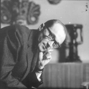 Porträt Prof. Wolfgang Ullrich (1950-1973 Direktor des Zoologischen Gartens Dresden) in seiner Wohnung Wiener Straße