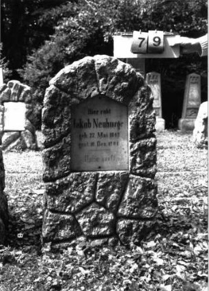 Grabstein 79 (Index: 100101544) Material: Kalkstein, weiße Marmorplatte Zustand: gut Maße HxBxT: 117x61x29 cm Beschreibung: Stele, rustica, Schriftplatte mit giebelartigem Abschluß: Grabstein 79
