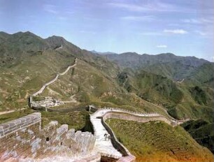 Chinesische Mauer mit Touristen in einer Berglandschaft