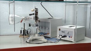 Versuchsaufbau zur Darstellung der Sinuskurve des Wechselstroms (Kippgerät, Röhrennetzgerät, Elektromagnet, Kleinspannungs-Stelltrafo, Braunsche Röhre)