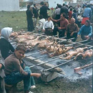 Athen. Traditionelles Lämmerbraten zu Ostern im Freien