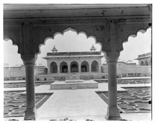 Agra, Indien: Goldener Pavillon im Roten Fort. Blick durch säulengetragenen Fächerbogen auf die Anlage eines Pavillons