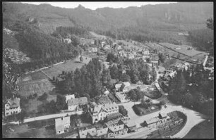 Oybin. Blick vom Berg Oybin über den Ort zum Scharfenstein