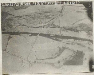 Landschaftsaufnahme mit Fluss und Brücke (800 m)