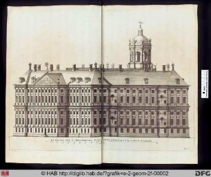 De Gevel van 't Amsterdams Stad-huys op de hoeck tegen de Zy en achter Gevel aensiende.