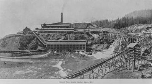 Fabrik : Blick auf ein Fabrikgelände