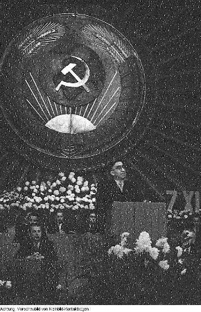 Dresden, 36. Jahrestag der Oktoberrevolution, Kranzniederlegung am Ehrenmal, Festakt, November 1953