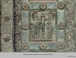 Bronzetür des Westportals : Kreuzigung