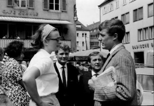 Freiburg: Universität, Studenten mit Studentin im Gespräch