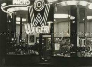 Schaufenster des Foto- und Elektrogeschäftes Wegert auf dem Westberliner Kurfürstendamm