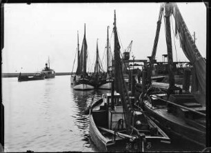 Husum. Hafen mit Fischerbooten