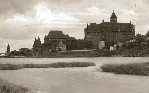 Marienburg (Malbork). Marienburg. Blick vom linken Ufer über die Nogat