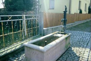 Laufbrunnen mit verziertem, großem Steintrog