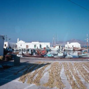 Paros, Naoussa. Fischerhafen mit Netzen und Booten. K2