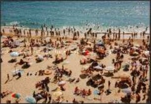 Strand voller Menschen (Altersgruppe 18-21)