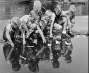 Spielende Kinder am Wasser