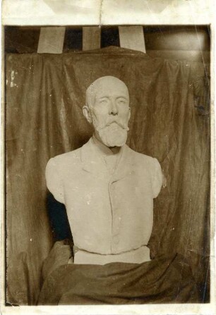 Porträtbüste eines Mannes mit Vollbart : Porträtbüste eines Mannes mit Vollbart. Gipsmodell (um 1910/1915; C. Brose)