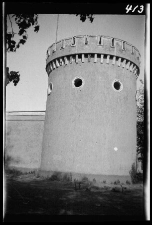 Tauroggen (=Tauragë, Bez. Tauragë, Litauen): massiver, mit Zinnen und runden Maueröffnungen versehener Festungseckturm ("Tauroggen: Turm der russischen Grenzkaserne")