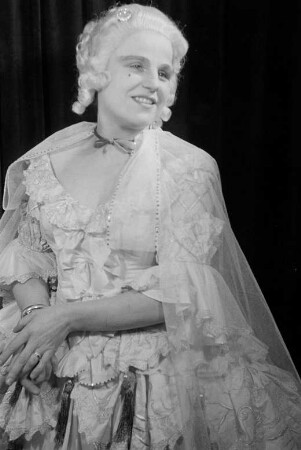 Szenenbilder aus der Oper "Manon" von Jules Massenet in der Deutschen Staatsoper Berlin : Soloaufnahme von Irma Beilke als Manon