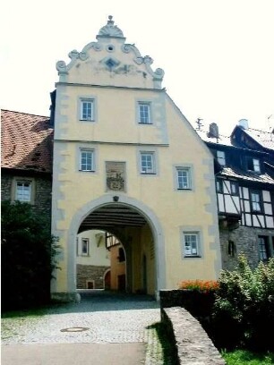 Stadtbefestigung - Stadttor (Würzburger Tor) über Feldseite mit Durchfahrt