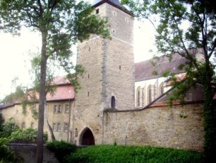 Stadtbefestigung (Nord) - Stadttor (Rödelseer Tor) - Mittagsturm mit Stadtmauer aus Zwinger von Nordwesten