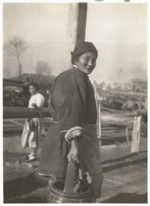 China. Alte Chinesin in Winterkleidung