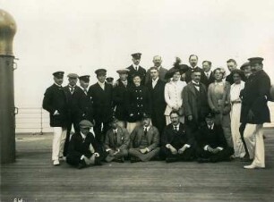 Gruppenbildnis von Passagieren (wohl 2. Klasse) an Deck eines Hochseepassagierdampfers