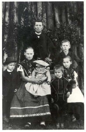 Familienbild aus Weißkeißel : Kleidung - Truhentracht. Ort: Wuskidź / Weißkeißel. Frau.
