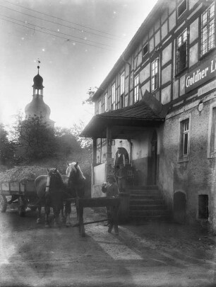 Pferdegespann am Gasthaus : Braunsdorf. Pferdegespann am Gasthaus "Gold'ner Löwe" (Inhaber Wilhelm Schütz)