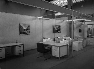 Ausstellungskojen des VEB Möbelkombinat Berlin (MKB) mit Arbeitszimmermöbeln