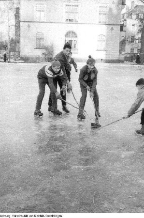 Dresden. EOS Kreuzschule. Schüler üben auf der Kunsteisbahn an ihrer Schule, 1960/1961