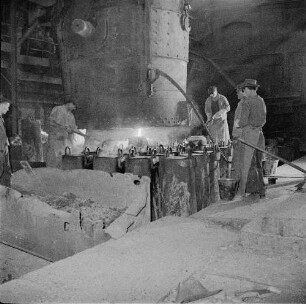 Thale. VEB Eisen- und Hüttenwerke Thale, Stahlwerk. Abguss von Siemens-Martin-Stahl aus einer Kranpfanne in Kokillen