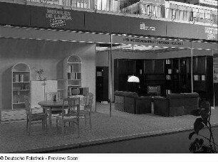 Ausstellungskojen des VEB Möbelkombinat Dresden-Hellerau mit Eßtisch mit Stühlen, Anbauwänden und Sitzgruppe