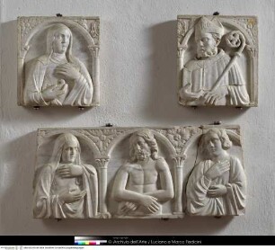 Front eines Sarkophags mit Schmerzensmann und den heiligen Maria, Johannes, Scholastica und Alferius (?)