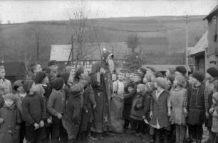 Weihnachtsmann mit Kinderschar an der Häßler-Schneidmühle