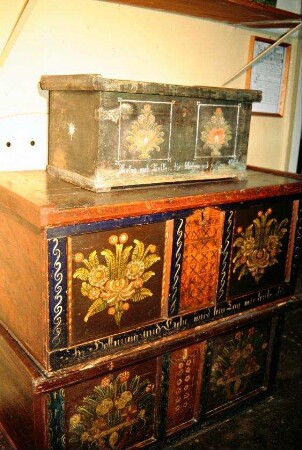 im Museum: bemalte Bauerntruhen