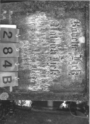 Grabstein 284 (Index: 99786546) Zustand: Vorderseite: größtenteils abgeblättert, Rückseite: leicht verwittert Maße HxBxT: 158x63x22 cm: Grabstein 284B