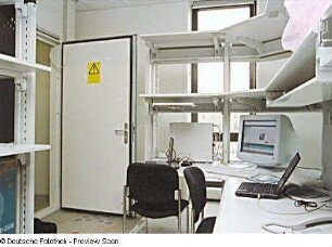 Sächsische Landesbibliothek - Staats- und Universitätsbibliothek Dresden, Zentralbibliothek. Abteilung Datenverarbeitung. Serverraum, Dienstplatz für Wartungsarbeiten : Dresden-Räcknitz, Zellescher Weg 18. Sächsische Landesbibliothek - Staats- und Universitätsbibliothek Dresden, Zentralbibliothek. Abteilung Datenverarbeitung. Serverraum, Dienstplatz für Wartungsarbeiten